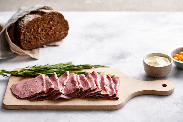 Une planche de charcuterie, du pain et de la mayonnaise